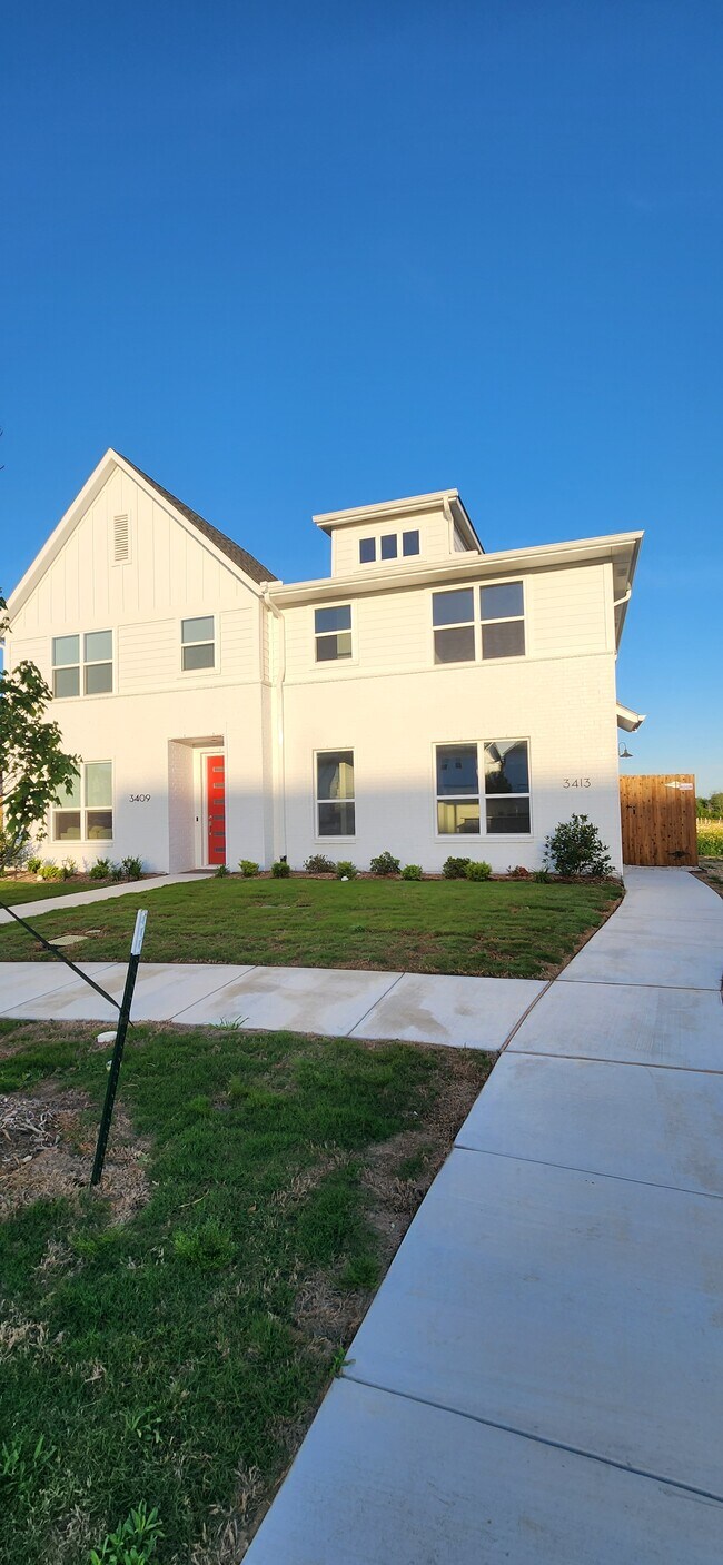 Building Photo - 3413 Lake District Ln