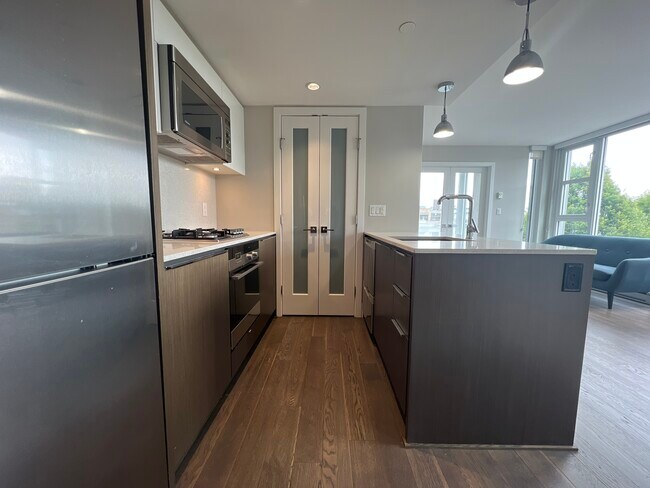 Building Photo - 538 7th Av W