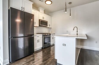 Building Photo - 1901 Summit Ave