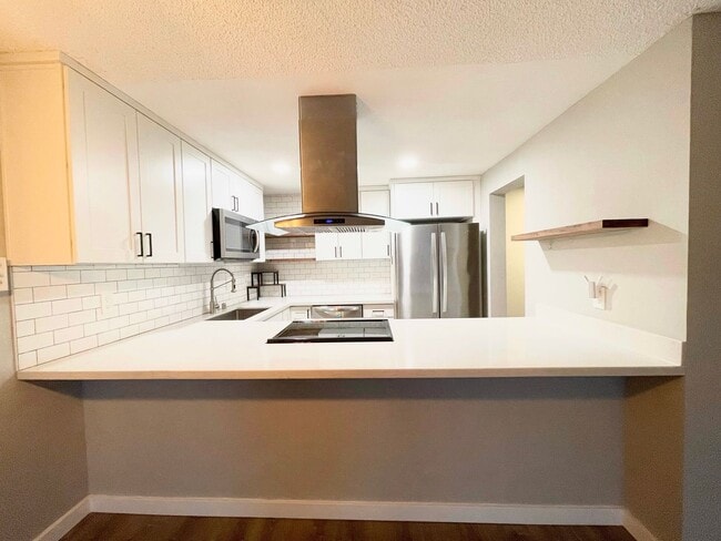 Foto del edificio - Charming 2-Bedroom Tukwila Townhome with Garage, Parking, Stainless Steel Appliances & Fireplace ...
