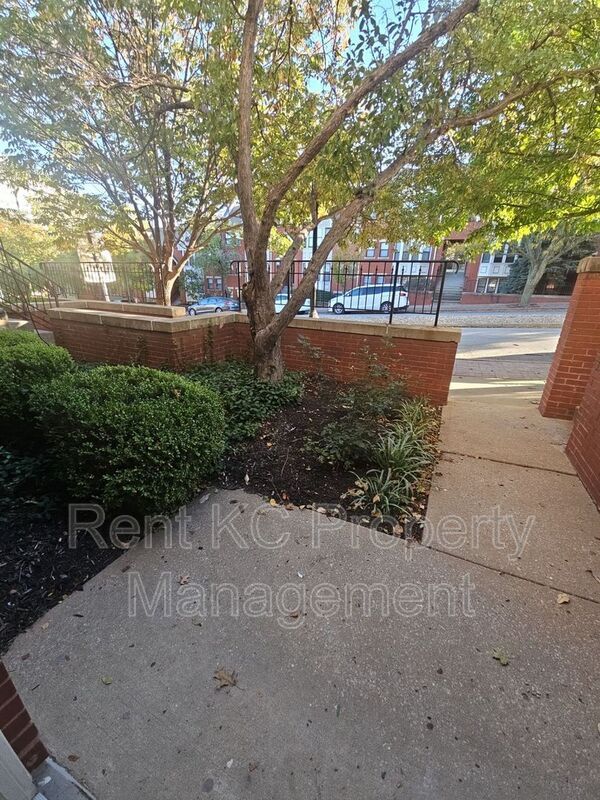 Foto del edificio - 530 W 10th St