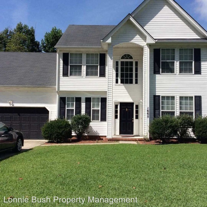 Primary Photo - 1005 English Oak Dr