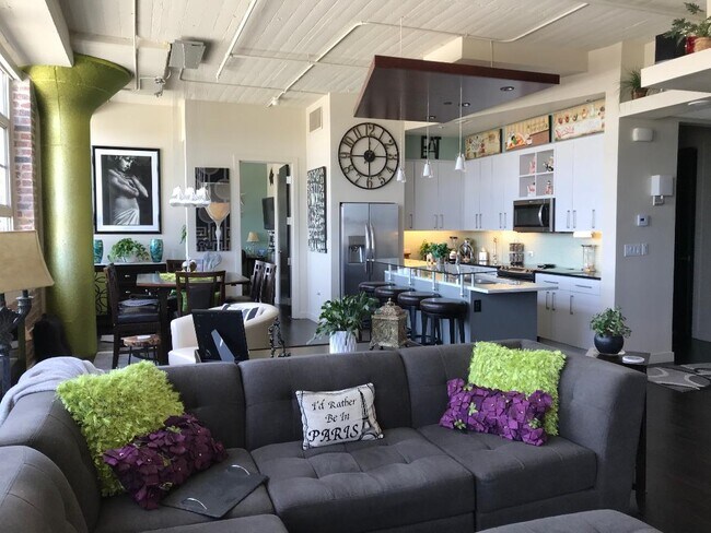 Great room - 2600 W 7th St