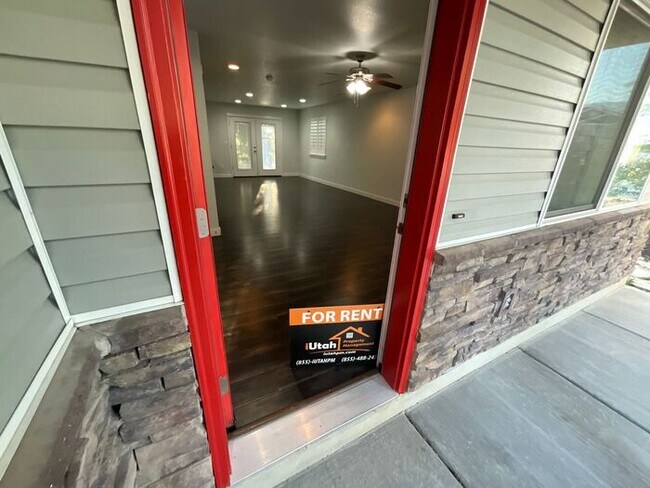 Foto del edificio - 4 bdrm 3 bth Home 2 Car Garage- Small Dog ...
