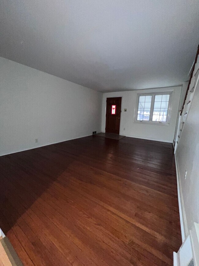 Building Photo - Beautiful 3 Bedroom, 1 Bath in Clifton Hei...