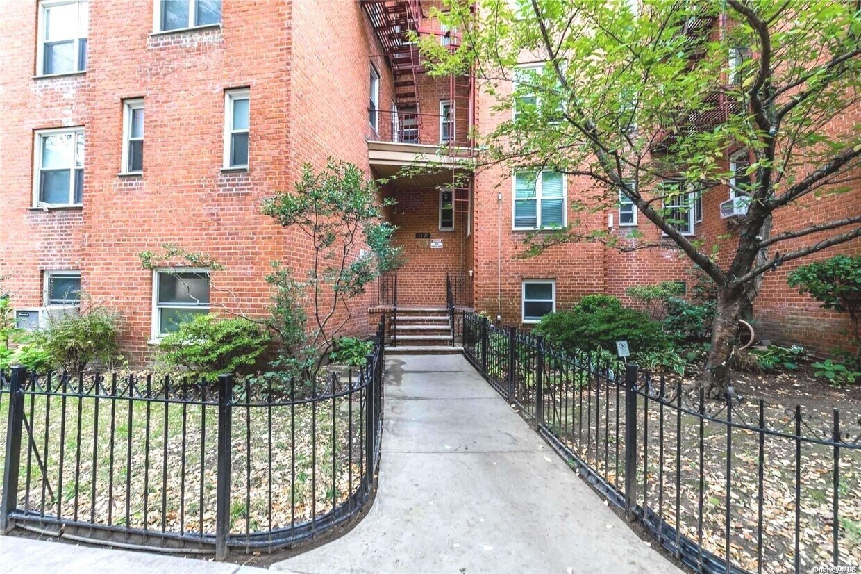 33 25 81st St Unit 2E, Queens, NY 11372 Room for Rent in Queens, NY