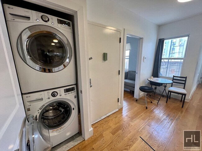 Building Photo - INDIA STREET 3BR 1.5BA w/ Private Laundry ...