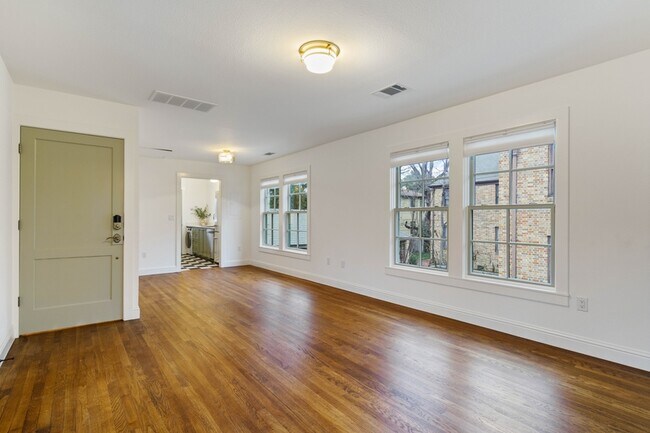 Foto del edificio - 1508 Woodlawn Blvd
