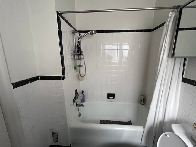 Full bath - 139 N Sycamore Ave