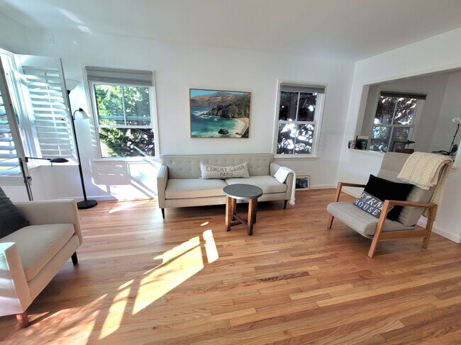 Foto del edificio - Prime Sunset Park 2/1 with 6000 sq ft lot