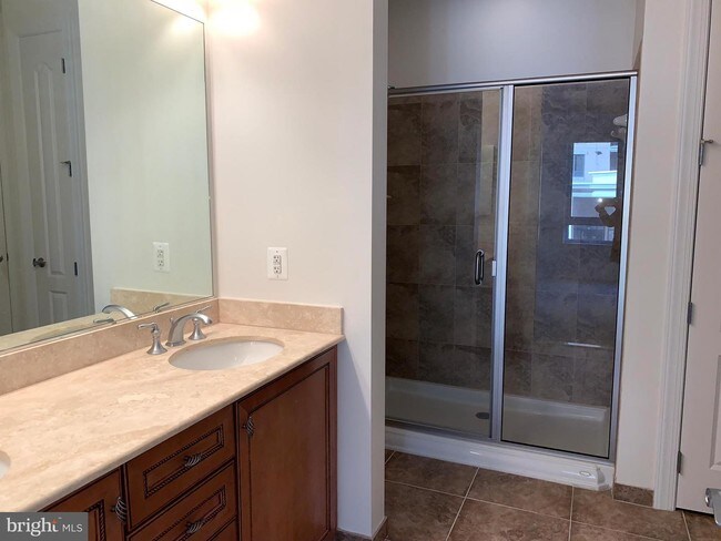 Foto del edificio - 1915 Towne Centre Blvd