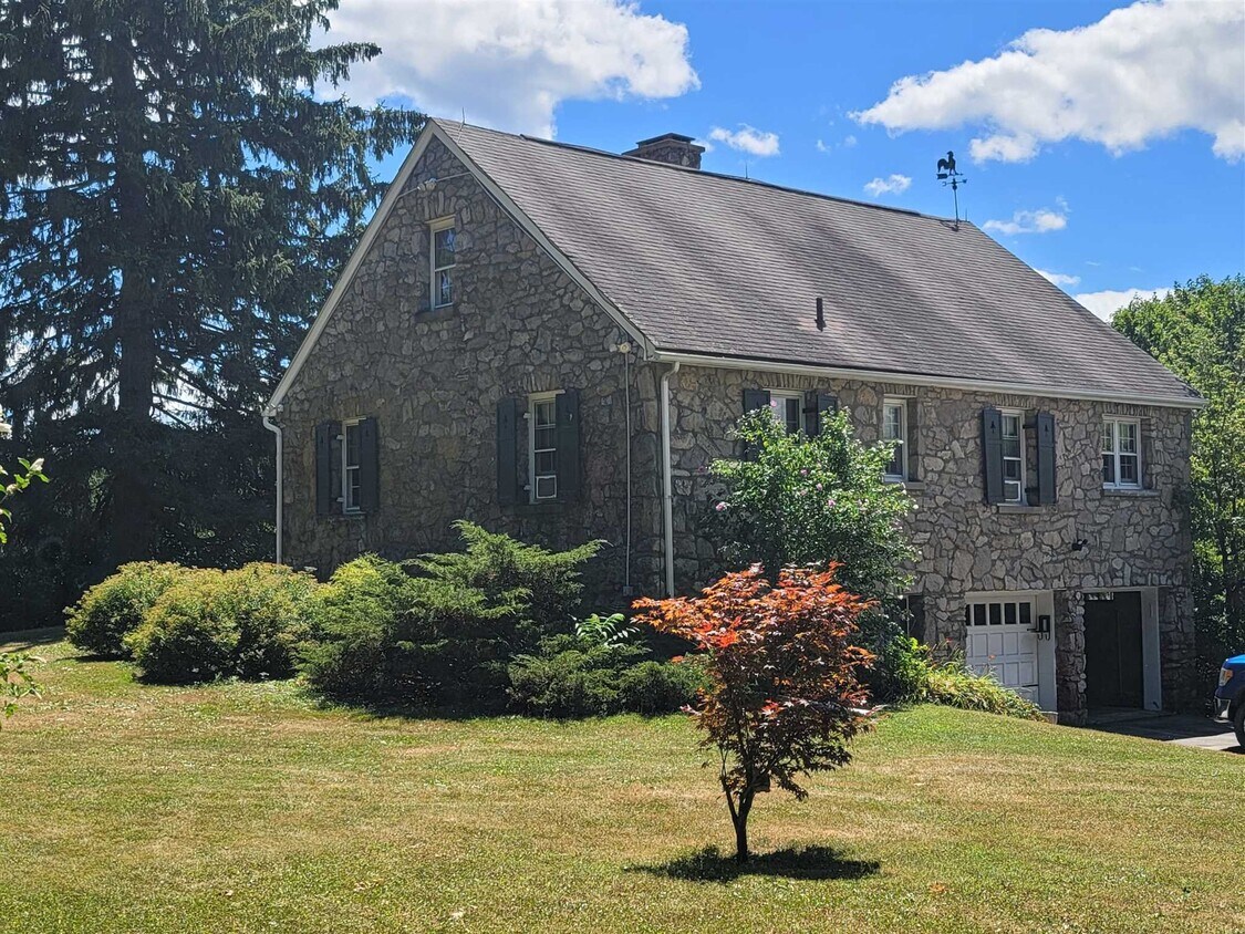 2 Hart Dr, Poughkeepsie, NY 12603 House Rental in Poughkeepsie, NY