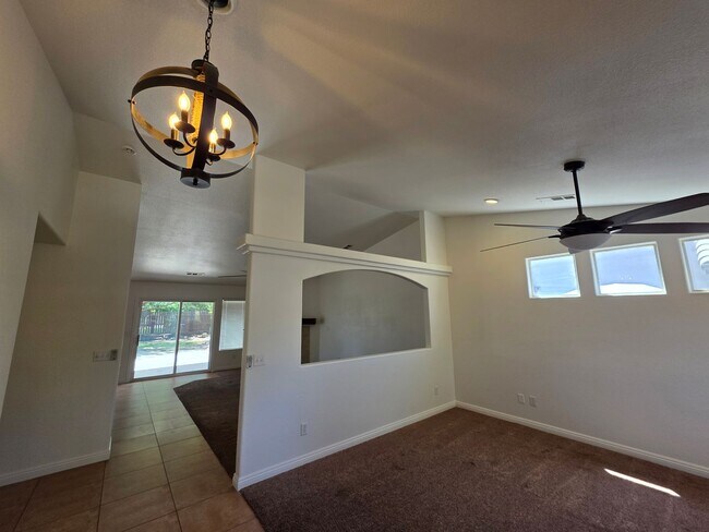 Foto del edificio - 4 bedroom 2 bathroom in NW Visalia!
