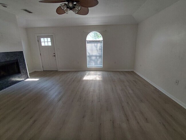 Foto del edificio - 1610 Thornton Ave