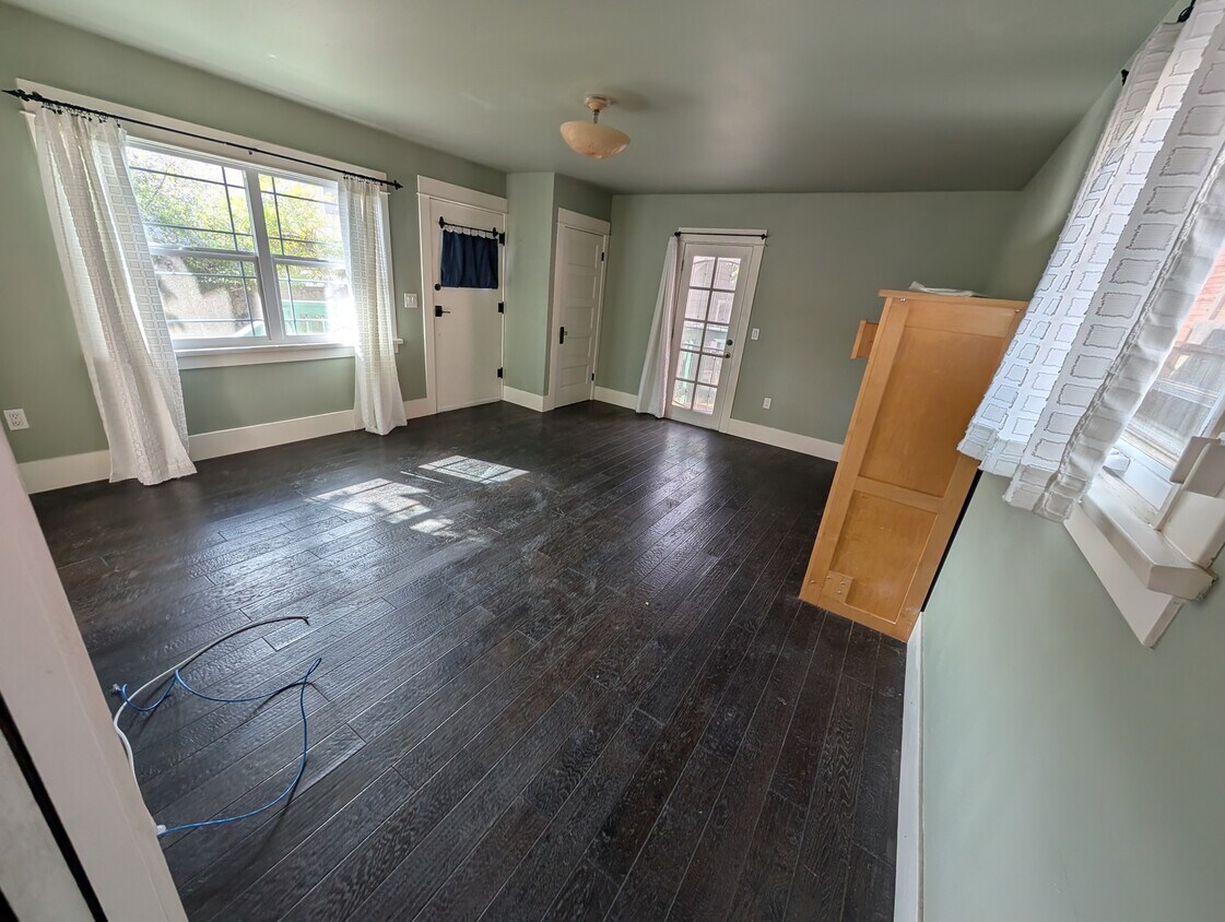 Habitación principal mirando hacia la puerta principal - 1451 Coronado Ave