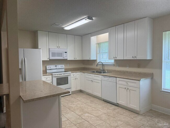 Foto del edificio - 321 Forest Hills Dr