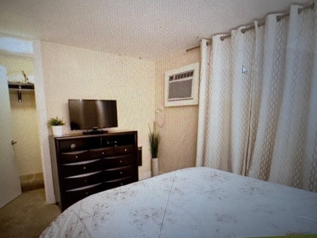 Building Photo - 830 W Altgeld St