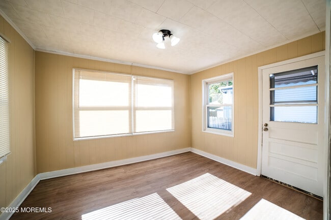 Building Photo - 341 David St