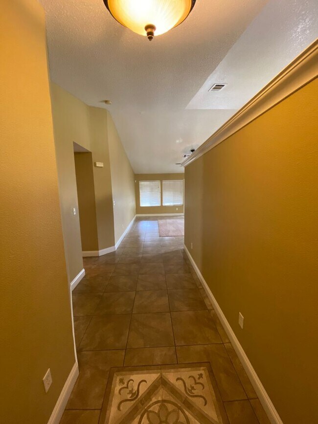 Building Photo - 4 Bed/2 Bath Home in Southeast Bakersfield