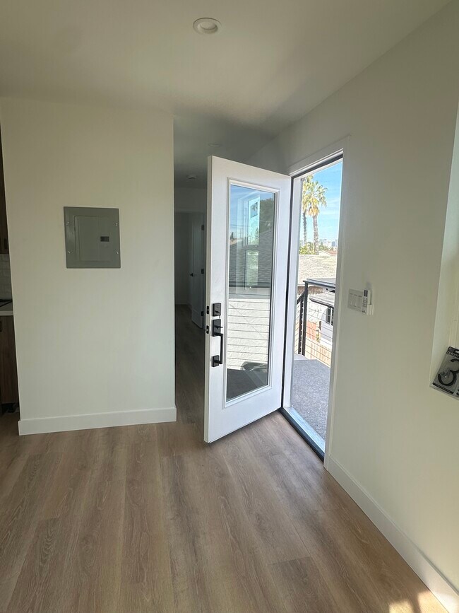 Foto del edificio - 3779 Logan Ave