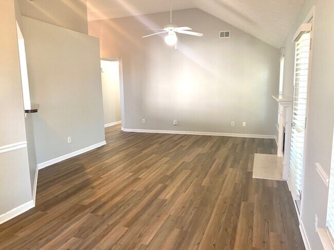 Foto del edificio - 3 Bed, 2 Bath Home with Fenced Backyard an...