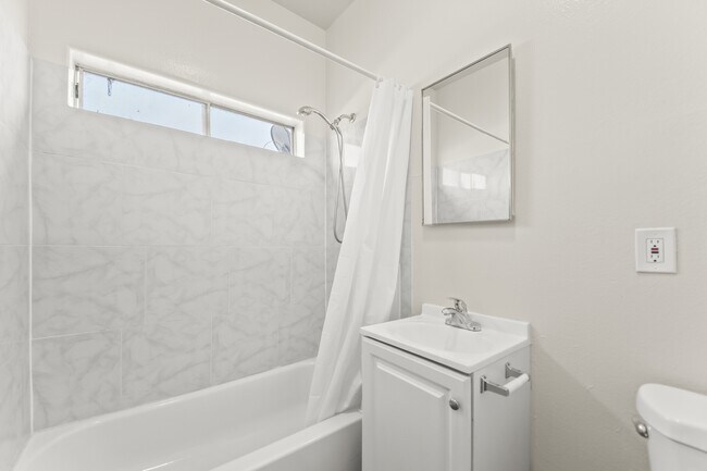 Foto del edificio - 842 W 83rd St