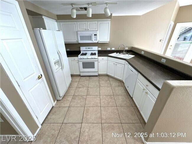 Building Photo - SILVERADO RANCH – 2ND FLOOR CONDO IN A GAT...