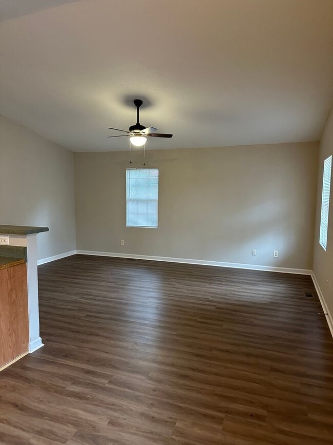 Building Photo - Spacious 3 Bedroom/2 Bath Home in Greenboro