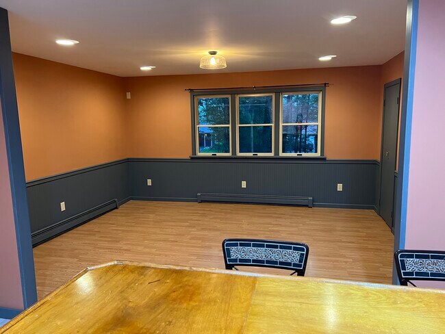 Building Photo - 315 Valley View Dr N