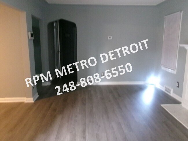 Building Photo - PRICE IMPROVEMENT UPDATED AND RENOVATED BU...