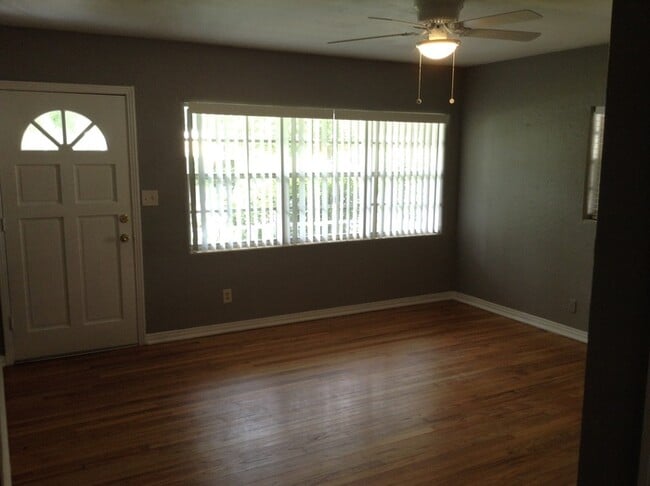 Building Photo - 3 Bedroom/2 Bathroom Home near Lake Como!!!