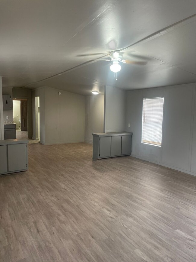 Building Photo - 3/2  Trailer house in Tye!