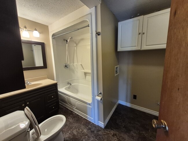 Building Photo - 671 Rue Principale