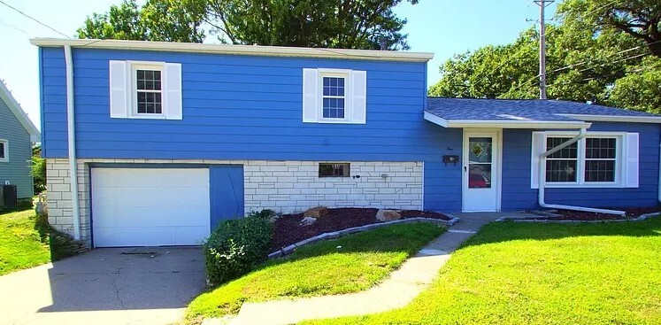 Primary Photo - 1 Riverview Ln