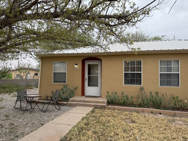 Building Photo - Fully Furnished property with lease term o...