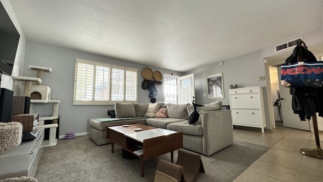 Building Photo - North Central (Stone and Roger) 2 bed, 2 b...
