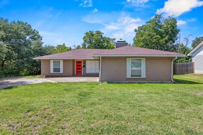 Building Photo - 1501 Cecil Dr