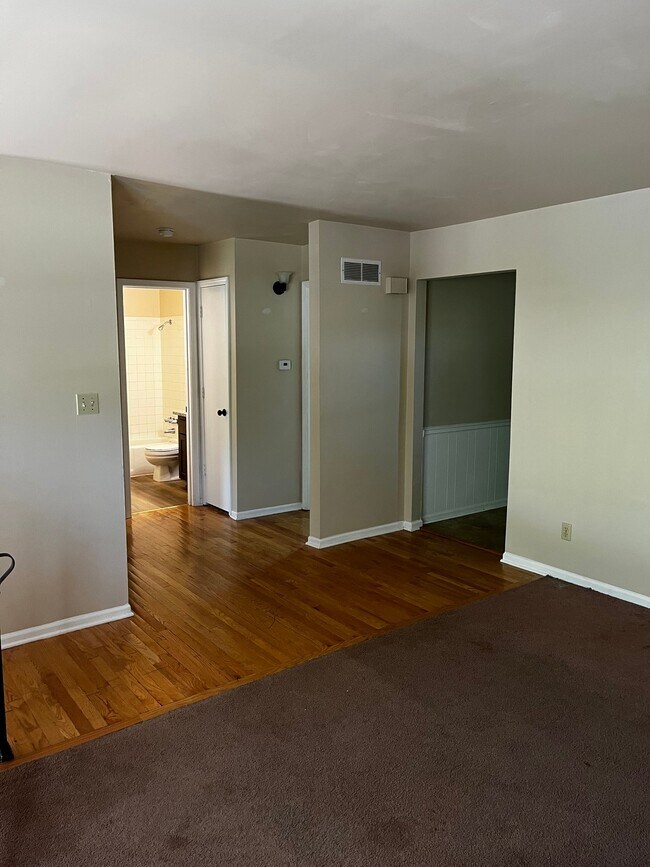 Foto del edificio - 8939 Caenen Lake Rd