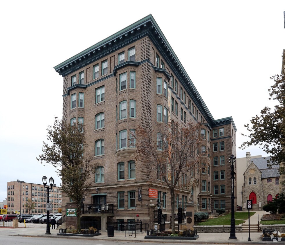 Building Photo - 825 W Wisconsin Ave