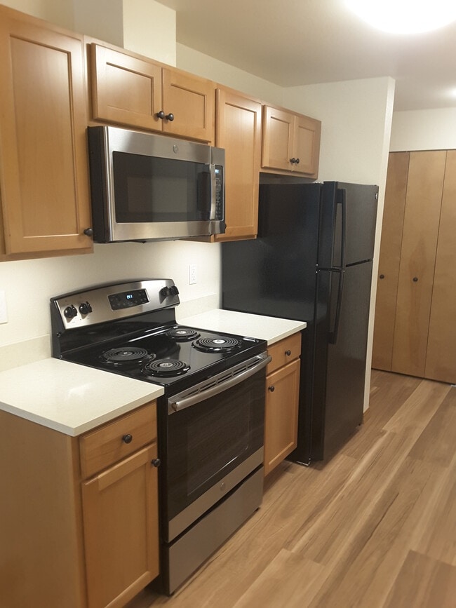 Kitchen appliances - Inglewood Forest Apartments