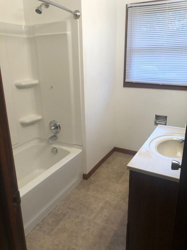 Building Photo - 3 Bedroom newly remodeled home