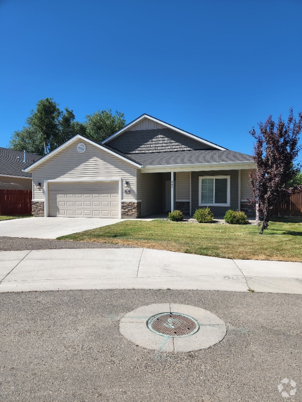 Building Photo - 947 Americana Cir