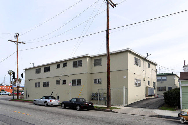 Building Photo - 5320-5322 W San Vicente Blvd