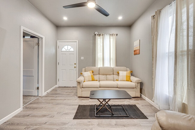 Building Photo - 744 E Cucharras St