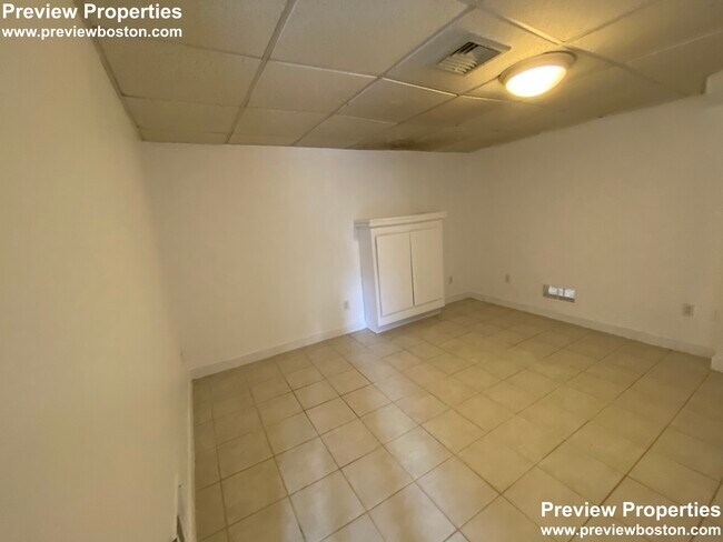 Foto del edificio - 32 Brayton Rd