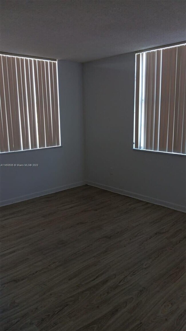 Foto del edificio - 488 NW 165th St