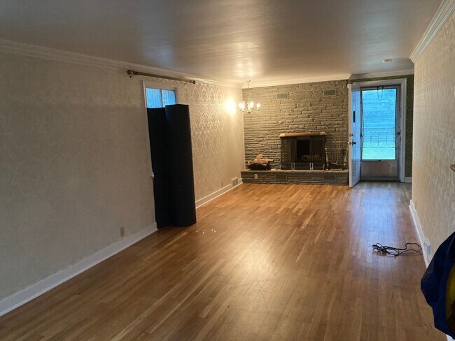 Livingroom - 1334 Woodbine St