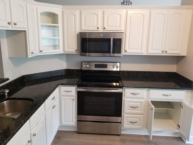 Building Photo - 466 SW Namoit Pl