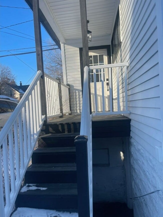 Building Photo - 3 bedroom, 2.5 bath - Modern Home in Wyandotte!