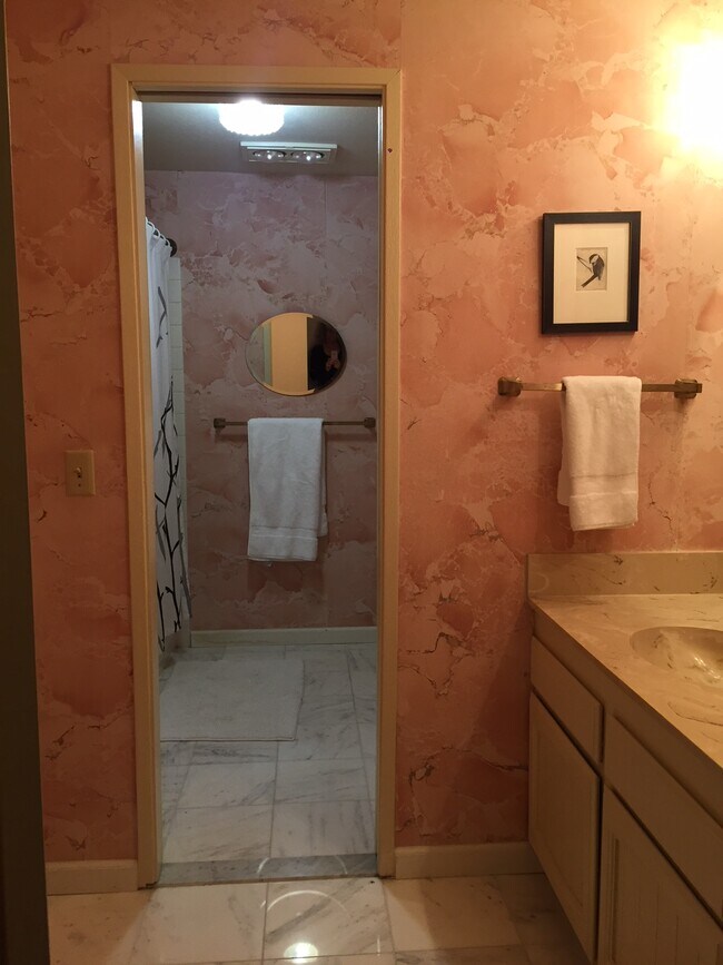 baño - 2108 Alki Ave SW